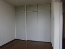 写真は別部屋です