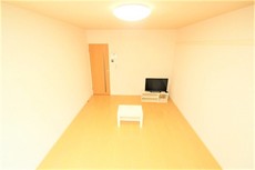 テレビ（32型）、テレビ台、机、セキュリティー完備です